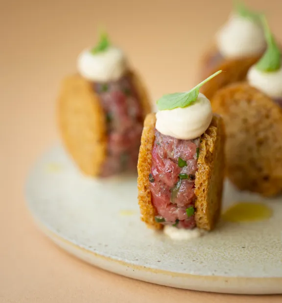 Zuurdesemtoastjes met rundstartaar en truffel