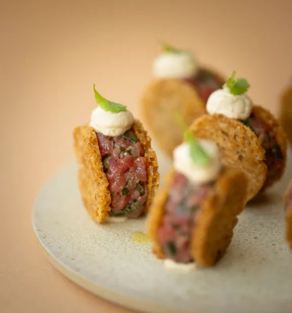 Zuurdesemtoastjes met rundstartaar en truffel