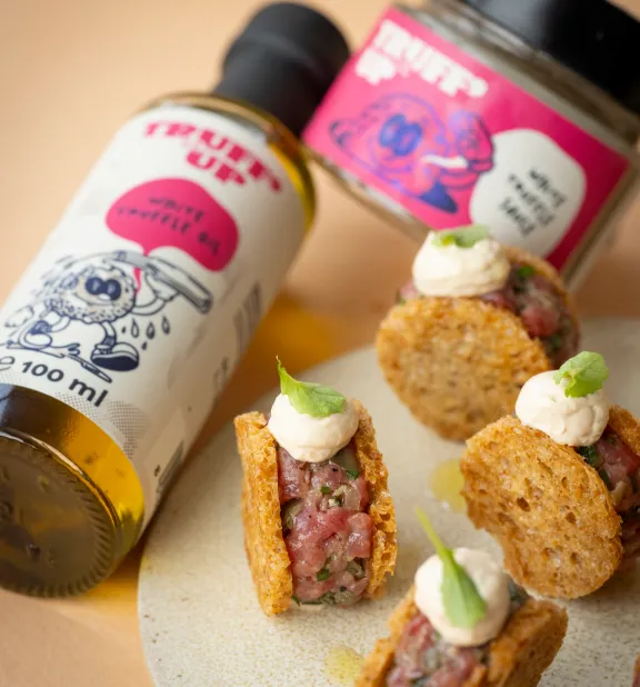 Zuurdesemtoastjes met rundstartaar en truffel