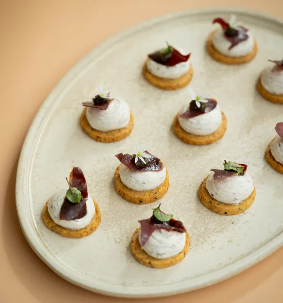 Kaaskoekjes met truffel-geitenkaascrème
