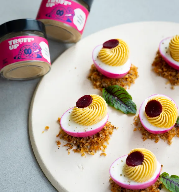 Gevulde eieren met truffel en rode biet