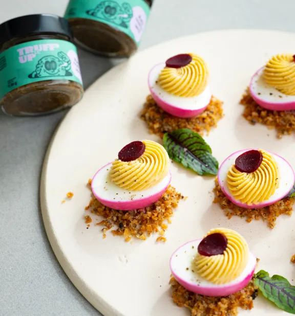 Gevulde eieren met truffel en rode biet